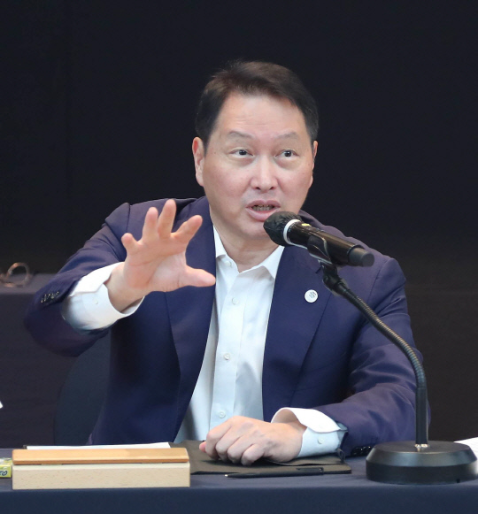 최태원 대한상공회의소 회장 겸 SK그룹 회장이 지난 12일 제주 해비치 호텔&리조트에서 대한상의 주최로 열리는 제주포럼에 앞서 기자간담회를 하고 있다. [대한상의 제공]